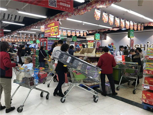 中山年货市场开启促销模式,有超市部分货架已被买空