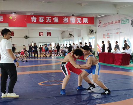 4月2日上午9时,中山市第八届运动会镇区学生组摔跤比赛在市体校摔跤馆