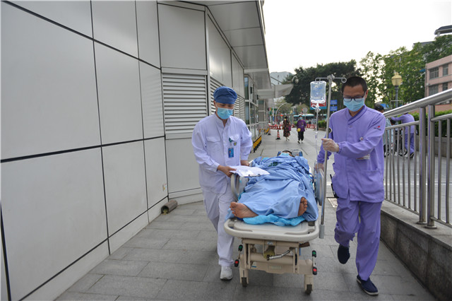 急诊科的"护士先生:最忙时一天抢救50多个危急重病人