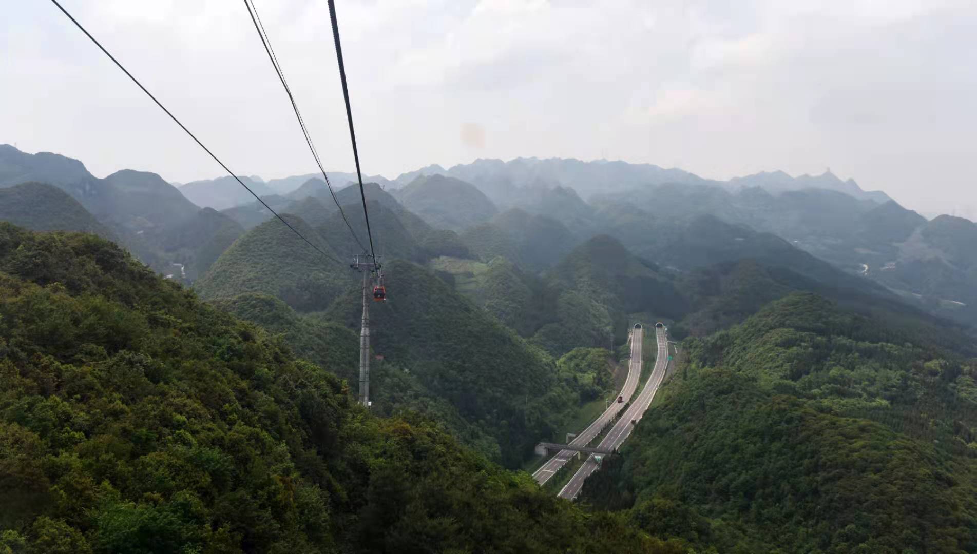 梅花山索道,被誉为"世界最长同路径山地索道".