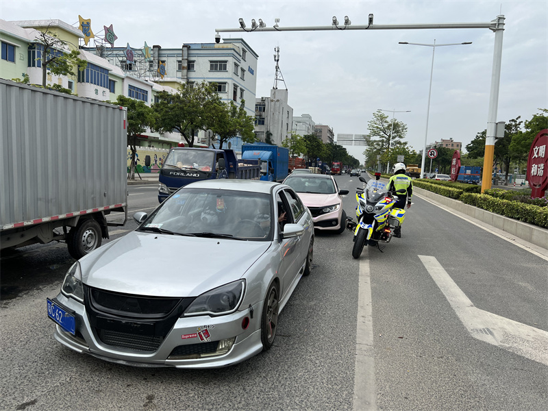 坦洲交警开展专项行动查获2辆非法改装车辆