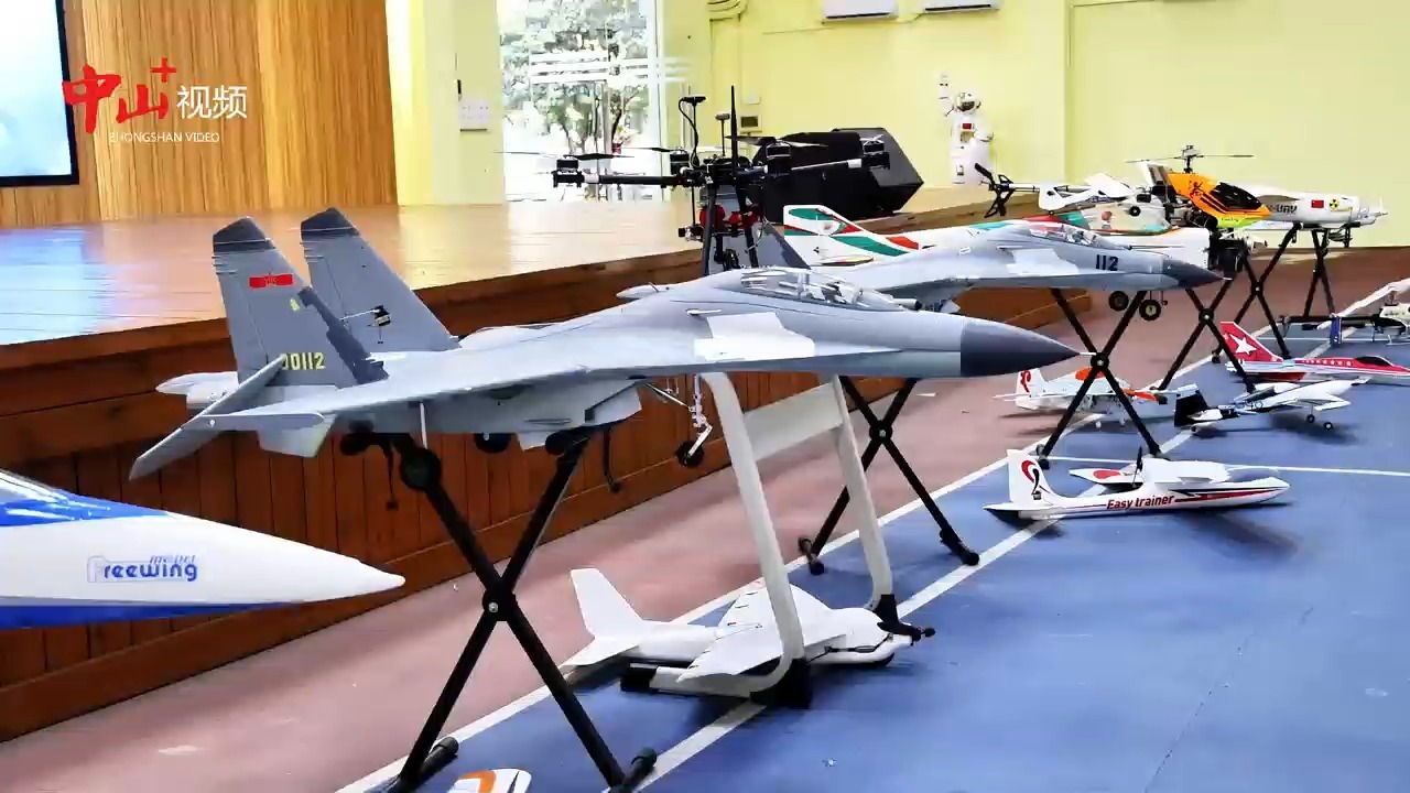 中外航模飞行高手中山学校"放飞" - 新闻频道 - 中山网