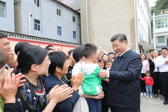 2018年4月24日，习近平总书记在宜昌市许家冲村与村民亲切交谈。新华社记者 鞠鹏 摄