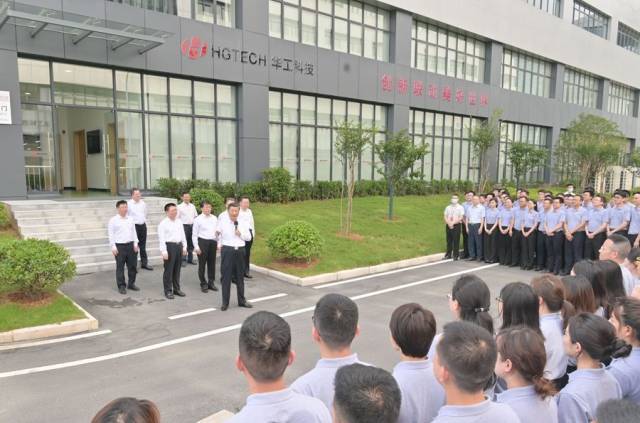 2022年6月28日，习近平总书记在武汉华工激光工程有限责任公司车间大楼前，同企业职工亲切交流。新华社记者 李涛 摄