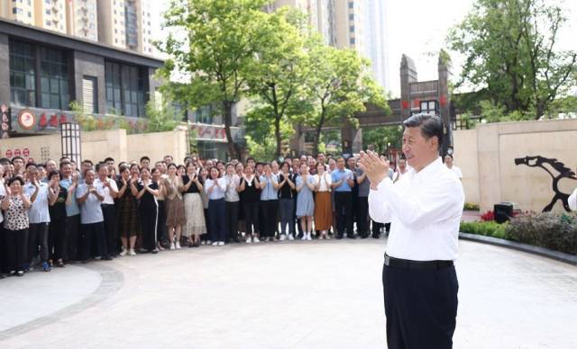 2022年6月28日，习近平总书记在东湖高新区左岭街道智苑社区广场同干部群众亲切交流。新华社记者 鞠鹏 摄