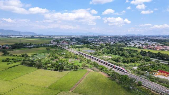 4月17日，在印度尼西亚万隆，雅万高铁高速动车组列车行驶在雅万高铁沿线（无人机照片）。新华社记者 徐钦 摄