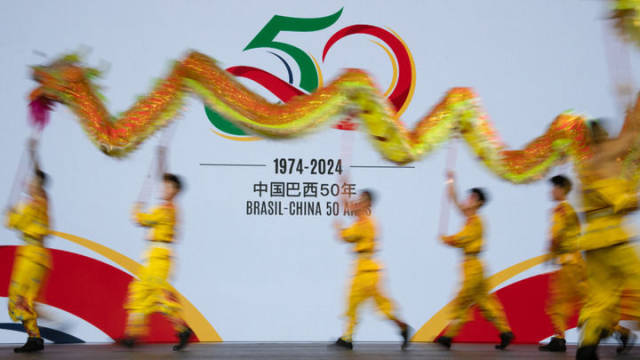 2024年8月15日，在巴西首都巴西利亚，来自浙江婺剧艺术研究院的演员在庆祝中巴建交50周年招待会上表演舞龙。新华社记者 王天聪 摄