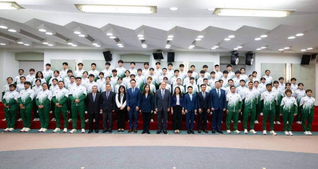 2023年10月30日，即将出征第一届全国学生（青年）运动会的中国澳门体育代表团在澳门特区政府总部参加辞行仪式。中国澳门体育代表团将有173名运动员参赛。