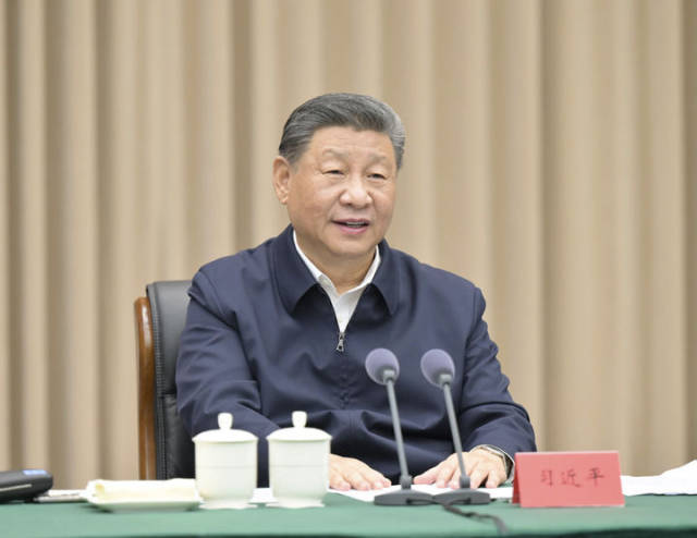 12月17日下午，中共中央总书记、国家主席、中央军委主席习近平在海南三亚听取海南省委和省政府工作汇报，发表了重要讲话。新华社记者 李涛 摄