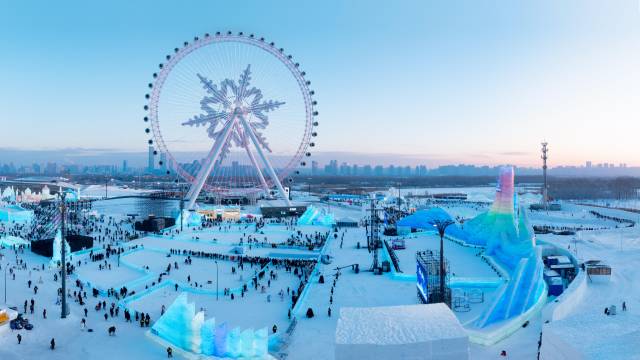 被亚冬元素装点的哈尔滨冰雪大世界吸引游客前来打卡。