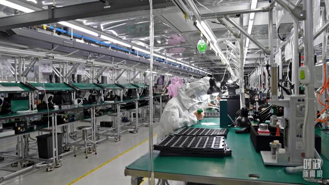四川省宜宾市极米光电有限公司的无尘车间光机组装线。（总台央视记者范学禹拍摄）
