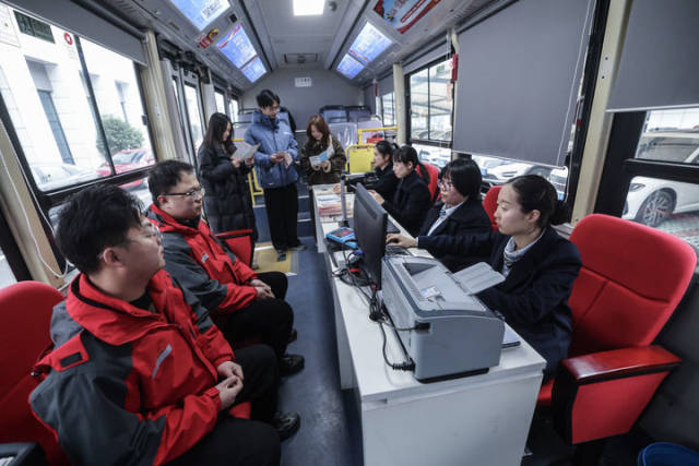 浙江省嘉兴市南湖区政务服务中心政务服务大篷车来到浙江凯乐士科技集团股份有限公司，企业员工在车上咨询社保、医保、人才等方面政策（2025年2月25日摄）。新华社记者 徐昱 摄