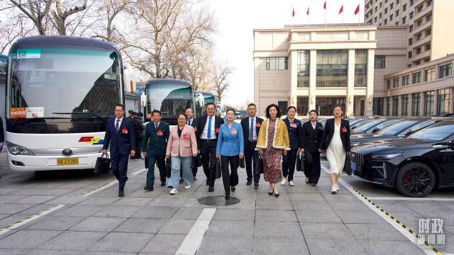 △3月5日下午，江苏代表团乘车前往人民大会堂。（总台江苏总站记者黄成拍摄）