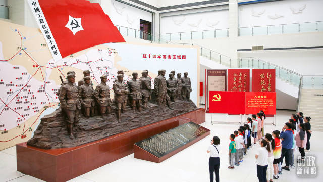 △2024年7月，江苏南通，学生们参加暑期思政课实践活动，参观红十四军纪念馆。（图/视觉中国）