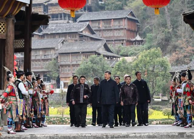 △2025年3月17日，习近平总书记在贵州黔东南州黎平县肇兴侗寨考察时，身着民族盛装的村民在寨门口唱起侗族大歌欢迎总书记。