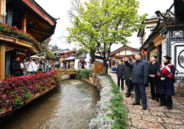△2025年3月19日，习近平总书记在云南丽江古城考察时，与居民、游客互动交流。