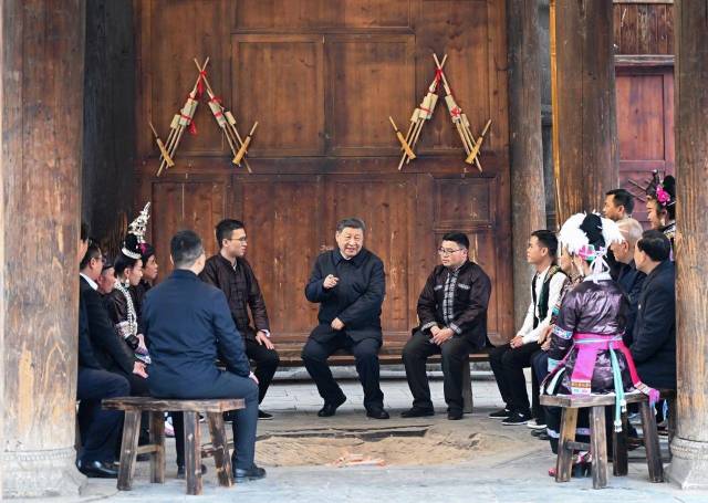 △2025年3月17日，习近平总书记在贵州黔东南黎平县肇兴侗寨考察时，在信团鼓楼同村干部和村民代表围坐在火塘边，共话乡村全面振兴。