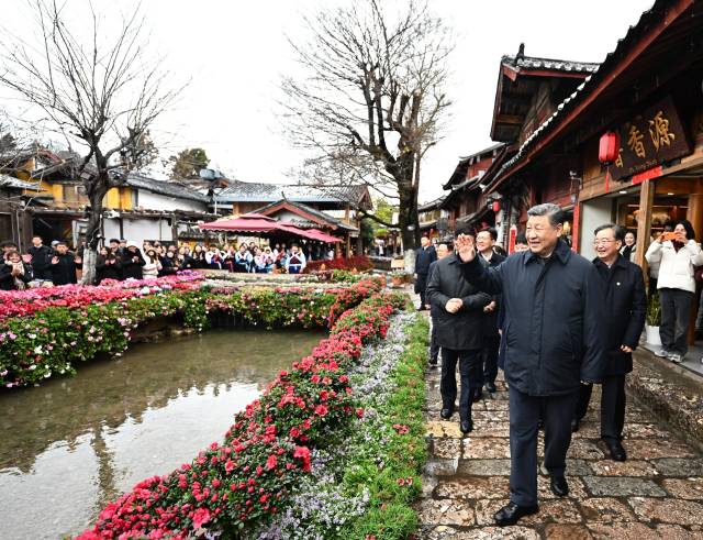 △2025年3月19日，习近平总书记在云南丽江古城考察时，与居民、游客互动交流。