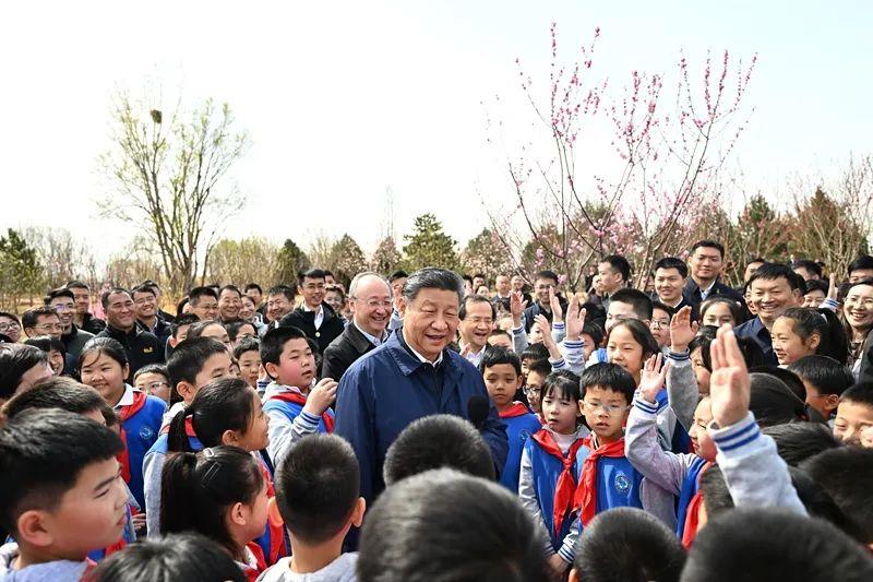 　　△4月3日，在北京市丰台区永定河畔参加首都义务植树活动时，习近平总书记同在场的干部群众、少先队员亲切交谈。