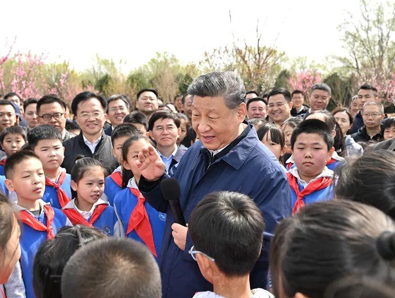 　　△4月3日，在北京市丰台区永定河畔参加首都义务植树活动时，习近平总书记同在场的干部群众、少先队员亲切交谈。