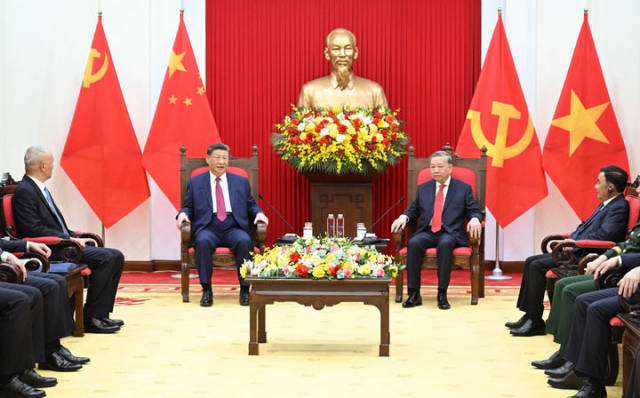 4月14日下午，中共中央总书记、国家主席习近平在越共中央驻地同越共中央总书记苏林举行会谈。这是会谈前，苏林邀请习近平进行小范围茶叙。新华社记者 李学仁 摄