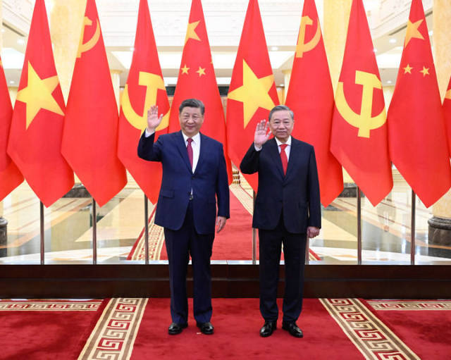 4月14日下午，中共中央总书记、国家主席习近平在越共中央驻地同越共中央总书记苏林举行会谈。新华社记者 申宏 摄