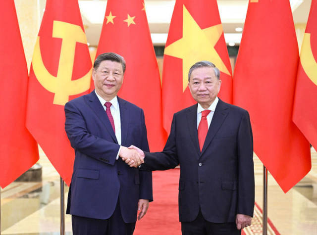 4月14日下午，中共中央总书记、国家主席习近平在越共中央驻地同越共中央总书记苏林举行会谈。新华社记者 李学仁 摄