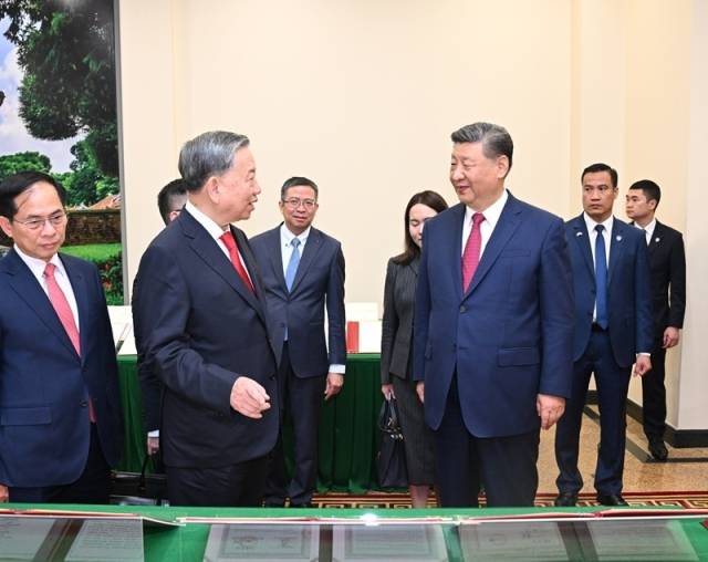 △4月14日，中共中央总书记、国家主席习近平在越共中央驻地同越共中央总书记苏林举行会谈。这是会谈后，两党总书记共同见证中越双方签署的45份双边合作文本展示。