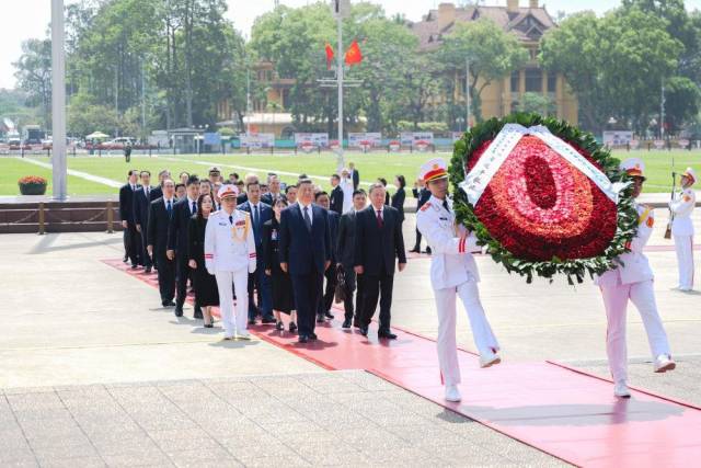 △4月15日，在越共中央总书记苏林陪同下，中共中央总书记、国家主席习近平瞻仰胡志明陵并敬献花圈。
