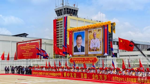 欢迎仪式现场，当地群众热烈欢迎习主席到访。（总台央视记者王晓东拍摄）