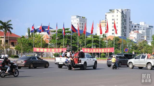 金边街头的两国国旗和标语。（总台央视记者鄂介甫拍摄）