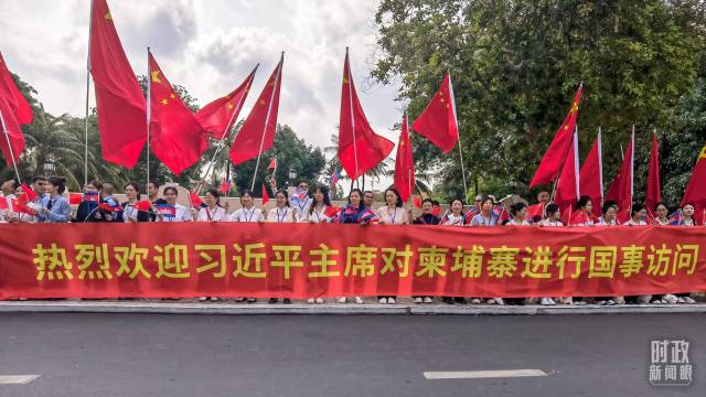 从机场到下榻酒店途中，两万余人热烈欢迎习主席到访。（总台记者程爱华拍摄）