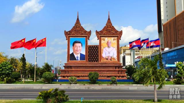 金边街头的巨幅两国领导人照片和两国国旗。（总台央视记者陆泓宇拍摄）