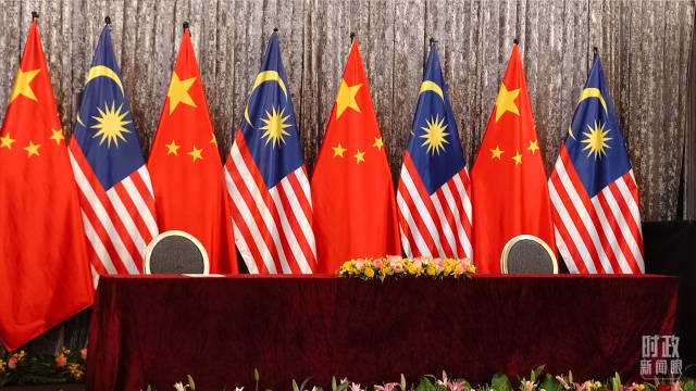 △习主席和马来西亚总理安瓦尔在这里共同见证中马双方交换30多份双边合作文本，这是开始前的现场。（总台央视记者韩锐拍摄）