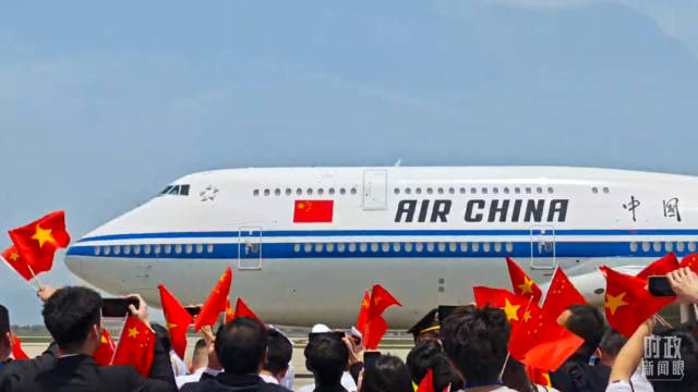△越南当地青年热烈欢迎习近平总书记到访。（总台央广记者潘毅拍摄）