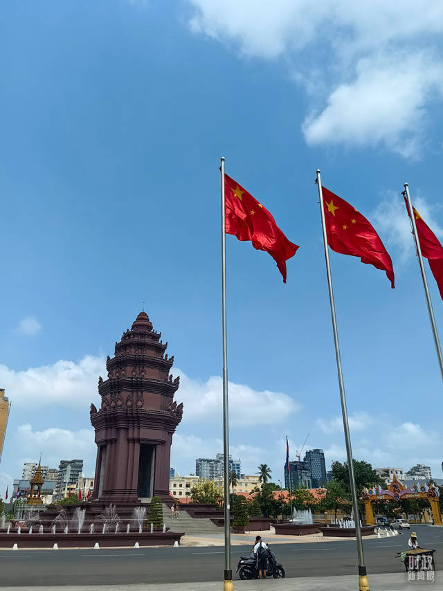 △柬埔寨独立纪念碑前悬挂的中国国旗。（总台央视记者段德文拍摄）