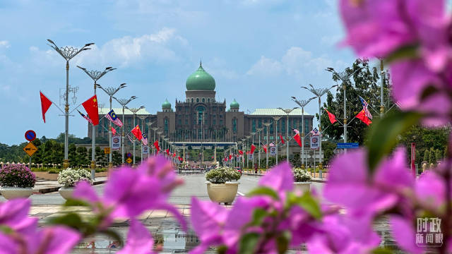 △马来西亚总理府前悬挂的中马两国国旗。（总台央视记者关舟拍摄）
