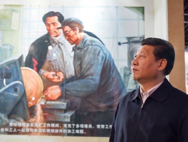 2014年3月17日，習近平總書記在河南省蘭考縣調研指導黨的群眾路線教育實踐活動時，參觀焦裕祿同志紀念館。新華社記者 李學仁 攝