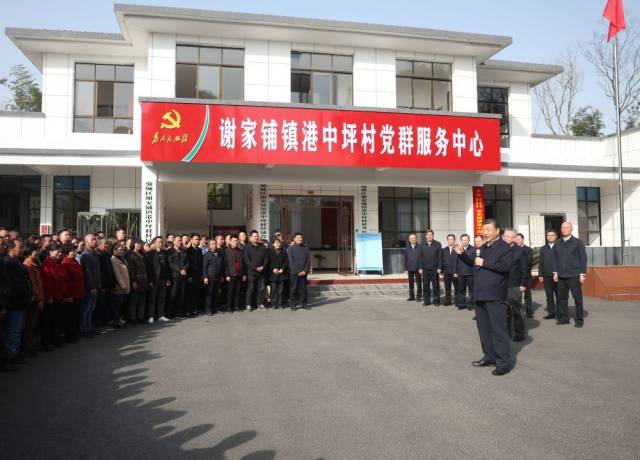 2024年3月19日，習近平總書記在湖南省常德市鼎城區(qū)謝家鋪鎮(zhèn)港中坪村考察時，同當地村民親切交流。新華社記者 鞠鵬 攝