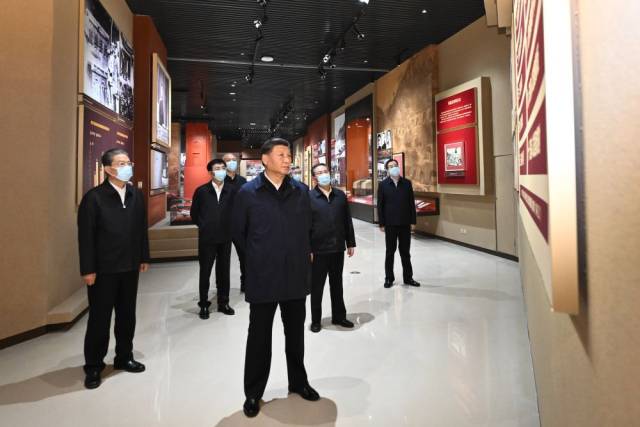 2022年10月27日，習近平總書記在延安革命紀念館，參觀《偉大歷程——中共中央在延安十三年歷史陳列》。新華社記者 燕雁 攝