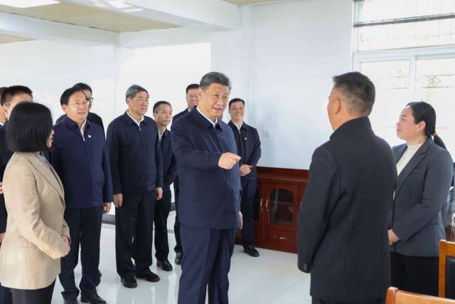 2024年11月5日，習近平總書記在湖北省咸寧市嘉魚縣潘家灣鎮(zhèn)四邑村黨群服務中心考察。新華社記者 鞠鵬 攝