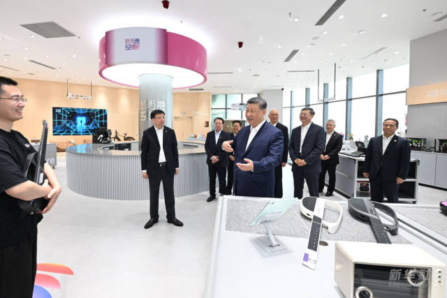 这是习近平在位于徐汇区的上海“模速空间”大模型创新生态社区人工智能产品体验店考察。