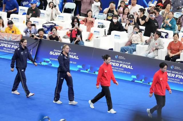 陈艺文（右一）、昌雅妮（右二）入场。北京日报客户端记者 刘平 摄