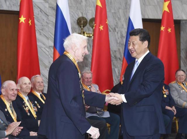 2015年5月8日，国家主席习近平在莫斯科会见曾在中国东北抗日战场上和卫国战争中浴血奋战的18名俄罗斯老战士代表。新华社记者张铎摄
