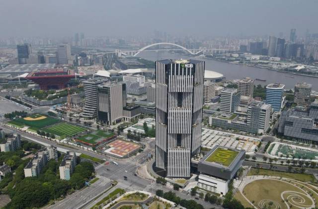 这是位于上海浦东新区世博园区的金砖国家新开发银行总部大楼（2022年6月17日摄，无人机照片）。金砖国家新开发银行总部大楼项目位于上海浦东新区世博园区，于2017年9月正式开工建设，于2021年9月28日正式交接。新华社记者方喆摄