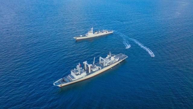 中国海军第46批护航编队组织反恐反海盗演练，舰艇掩护小艇出击（2025年1月2日摄）。中国海军第46批护航编队完成亚丁湾、索马里海域护航等任务后，24日返回广东湛江某军港。新华社发（张大禹摄）