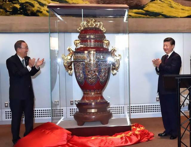 2015年9月27日，国家主席习近平在纽约出席中国向联合国赠送“和平尊”仪式。时任联合国秘书长潘基文出席。新华社记者李涛摄
