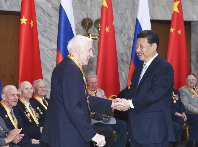 △2015年5月，习近平主席在莫斯科会见曾在中国东北抗日战场上和卫国战争中浴血奋战的18名俄罗斯老战士代表。
