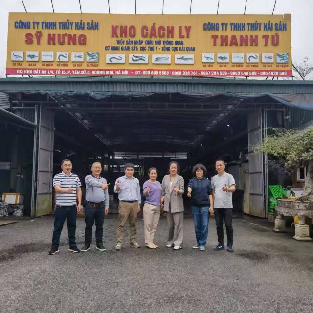 丁红亮（右二）前往越南市场考察。