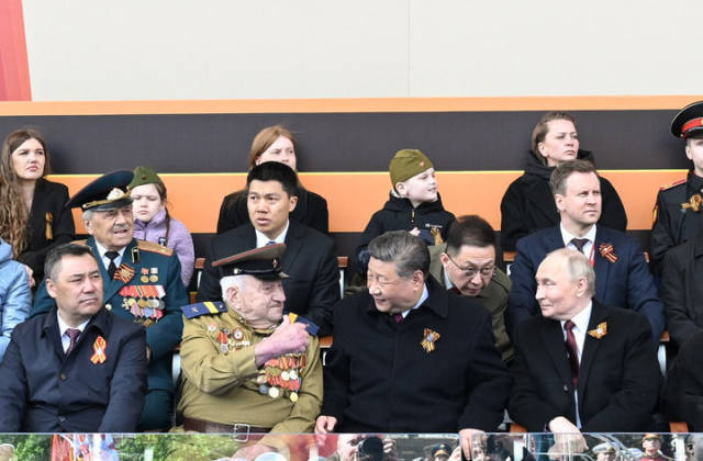 当地时间5月9日，俄罗斯举行盛大庆典，纪念苏联伟大卫国战争胜利80周年。国家主席习近平和来自世界20多个国家及国际组织领导人应邀出席庆典。新华社记者 谢环驰 摄